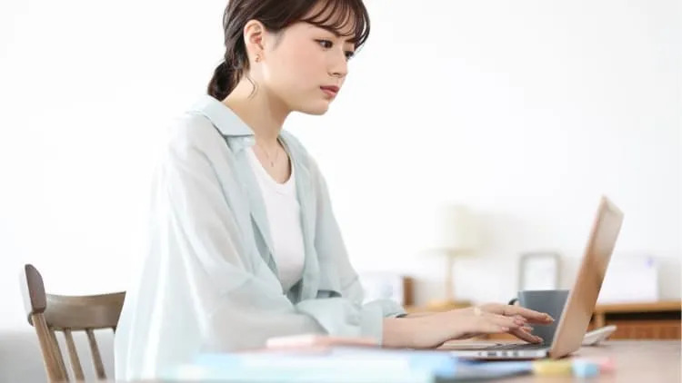 悩んでいる女性